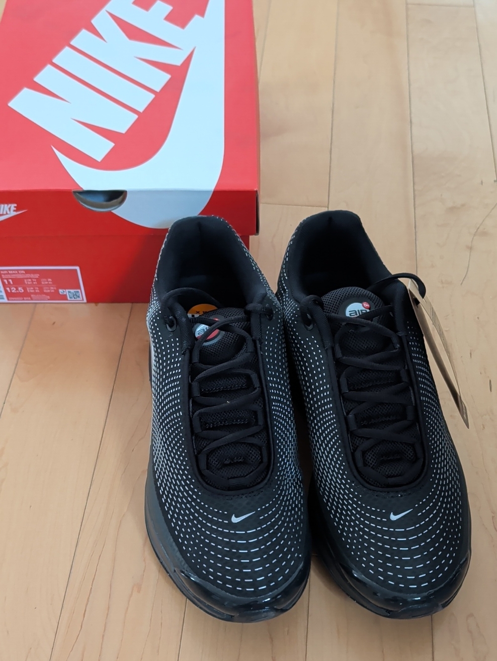 BNIB Nike Men’s Air Max DN in Black And Red - M11 - Picture 2 of 4
